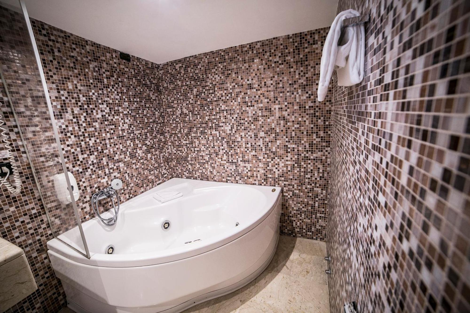 Deluxe Double Room Spa Bath,682104219:JPEG