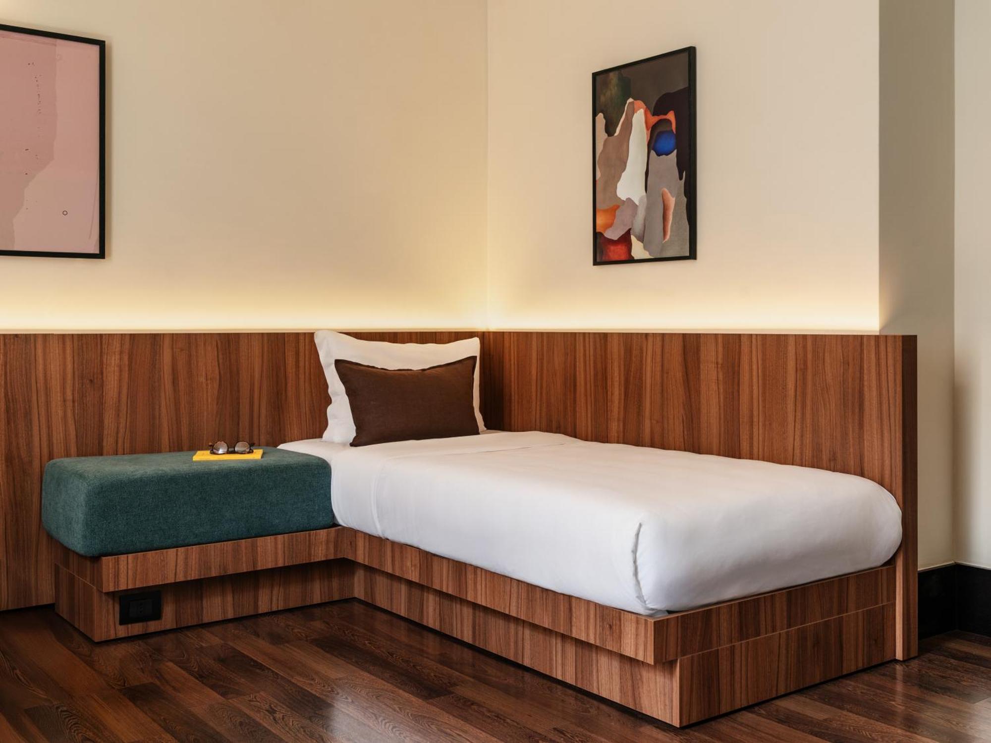 Large Room Extra Single Bed