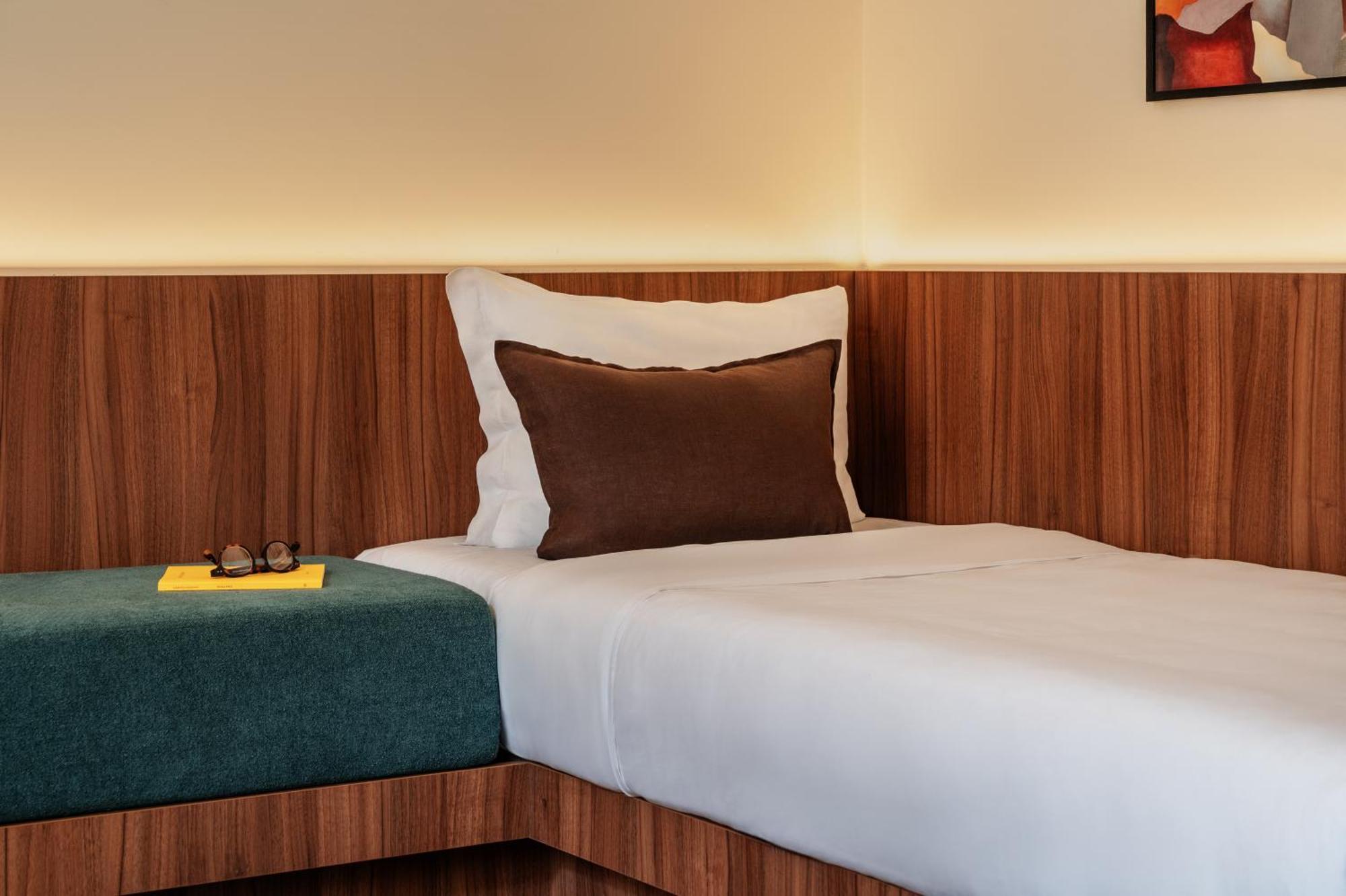 Large Room Extra Single Bed